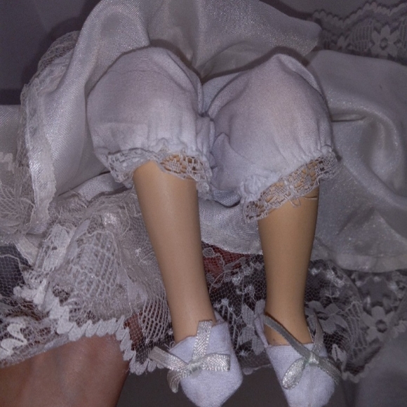 Vintage 10" Tall Porcelain Kneeling/Praying Soft Body Communion Doll No Stand - Picture 9 of 9